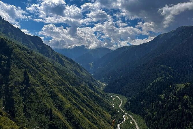 Shymbulak to Bogbanovisch Glacier and Oktabriskaya Hike - The 2 km walk toward Bogdanovich Glacier